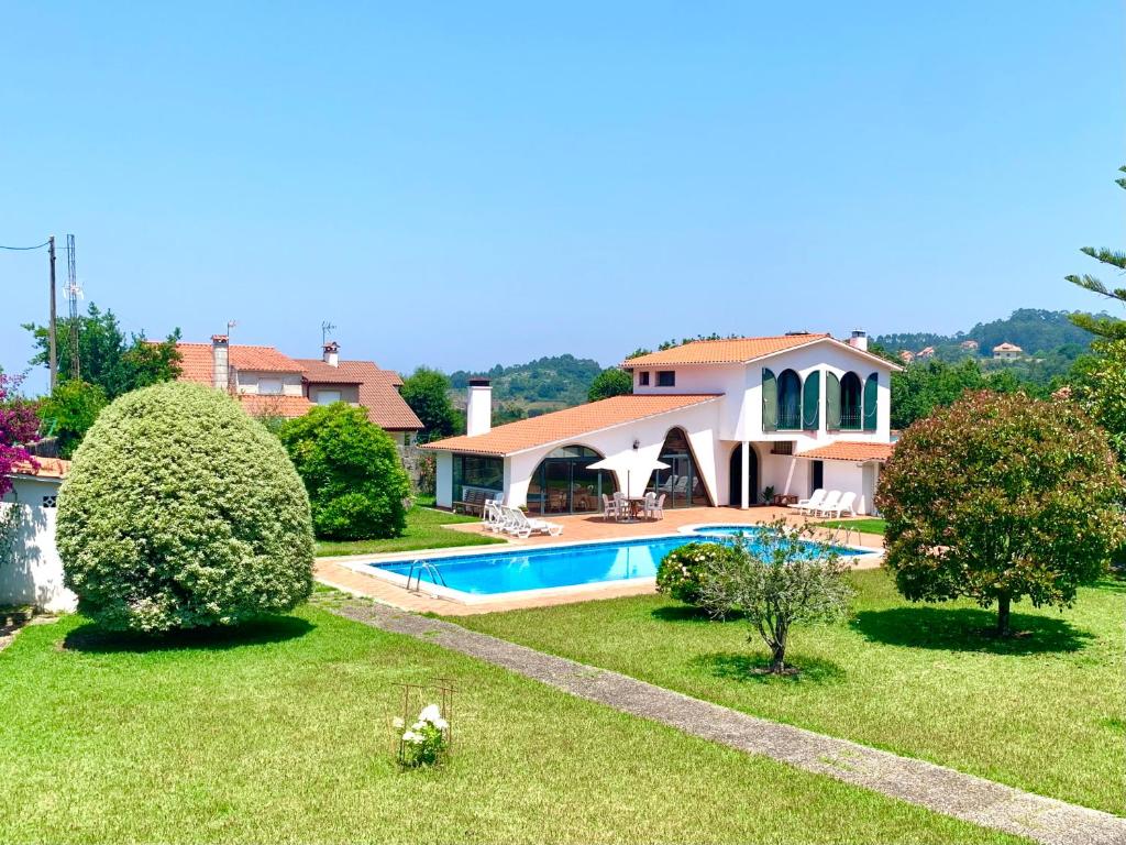 uma casa com piscina num quintal em Villa a 300 metros de playa Francón em Cangas de Morrazo