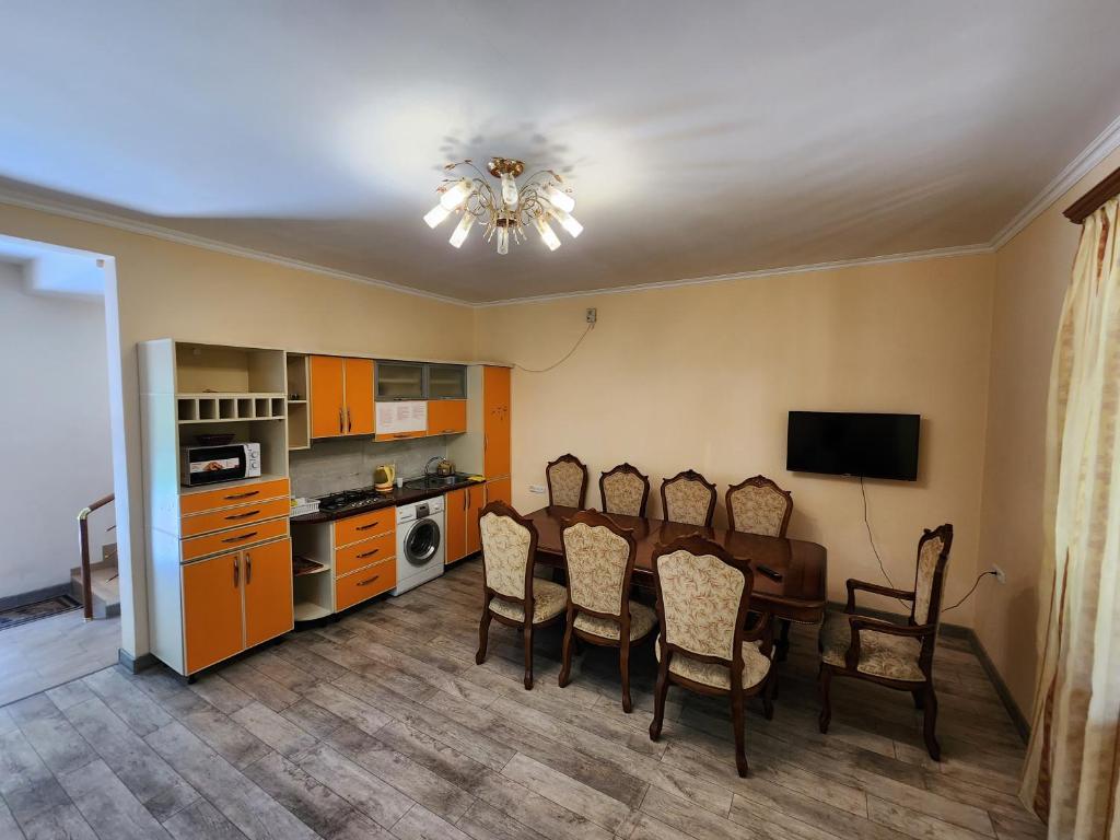 eine Küche und ein Esszimmer mit einem Tisch und Stühlen in der Unterkunft King in Zaghkadsor