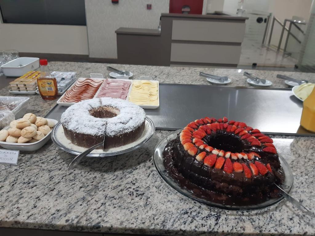 Comida no hotel ou em algum lugar perto