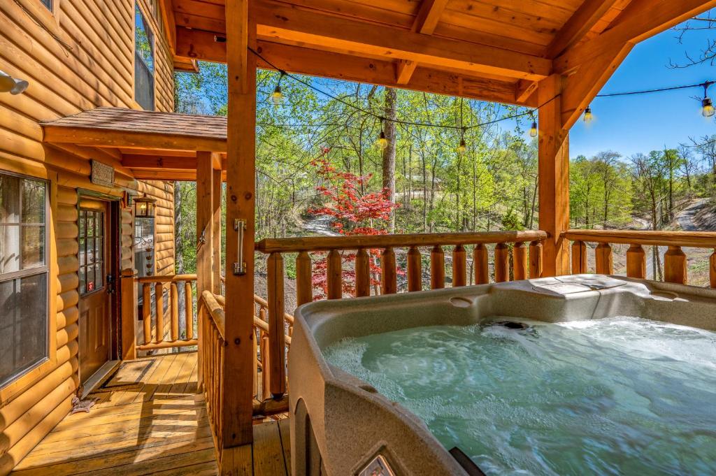 Фото PERMANENT VACATION-Private Honeymoon Cabin with Hot Tub