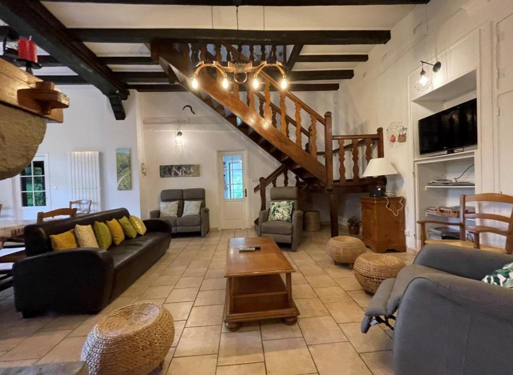 - un salon avec un canapé et un escalier dans l'établissement Obiloua, à Orsanco