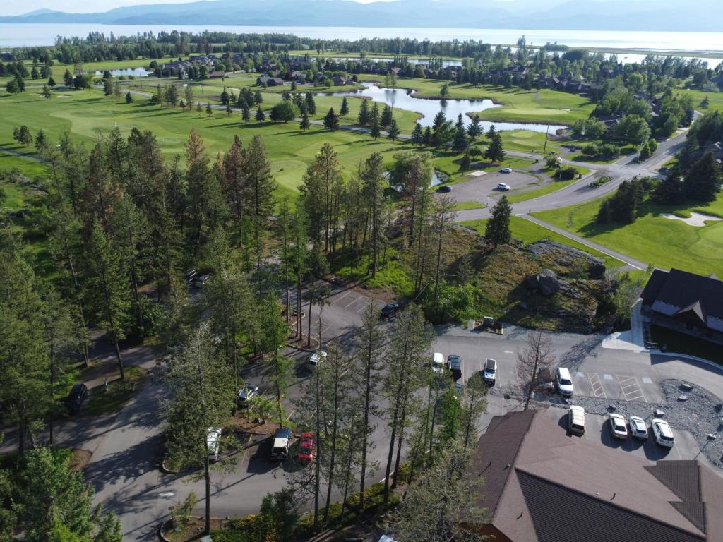 Ett flygfoto av The Glacier at the Clubhouse Townhomes - Rustic Modern Luxury Townhomes on Golf Course