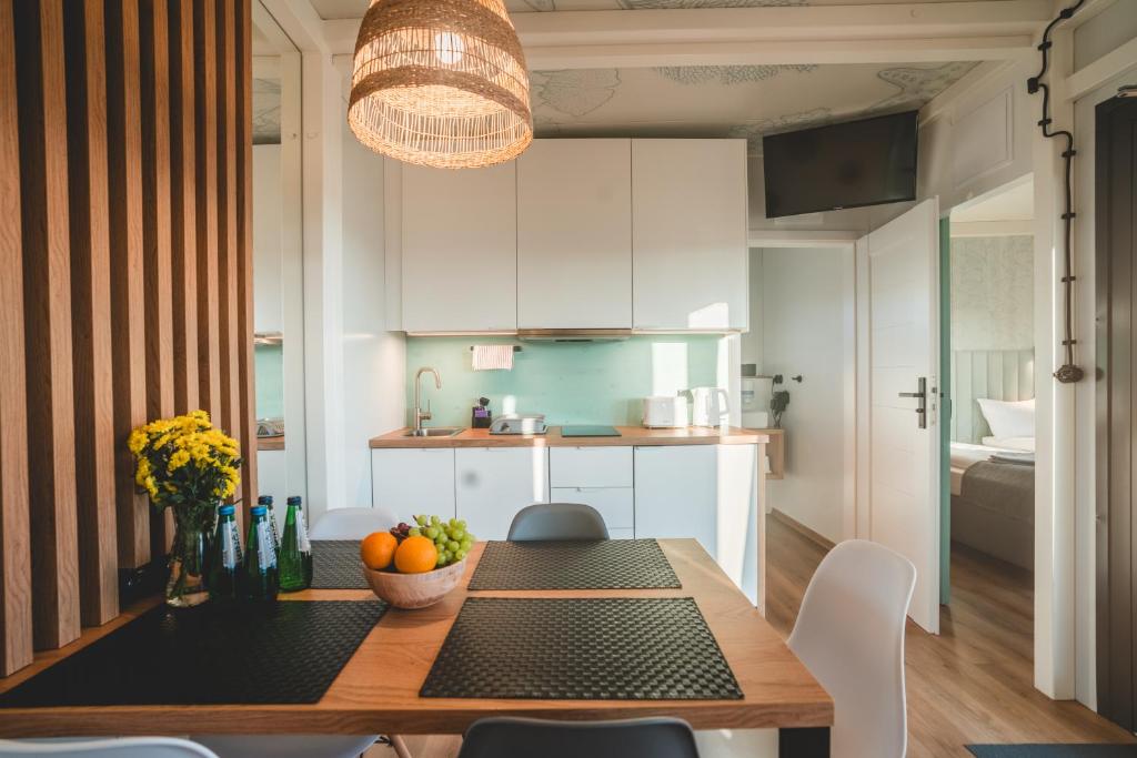 Kuchyň nebo kuchyňský kout v ubytování RResort - Domki z KRYTYM i PODGRZEWANYM BASENEM, Sauna, WiFi, parking w cenie!