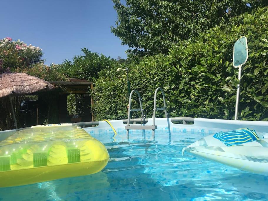 - une piscine avec un radeau gonflable et une chaise dans l'établissement Relax in Casolare del 1700, à Sarzana