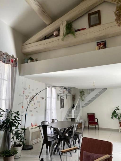 une salle à manger avec une table et des chaises dans l'établissement Loft au cœur de Nîmes, à Nîmes