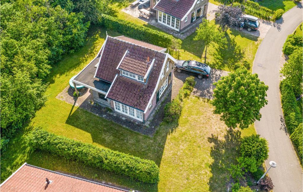 una vista aérea de una casa con coche en Buitengoed Het Lageveld - 65 en Hoge-Hexel