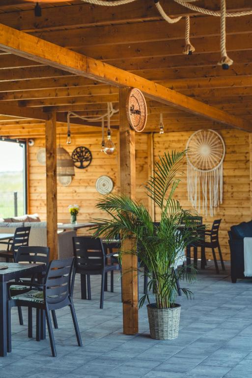 Restaurace v ubytování RResort - Domki z KRYTYM i PODGRZEWANYM BASENEM, Sauna, WiFi, parking w cenie!