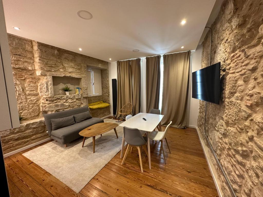 ein Wohnzimmer mit Sofa und Tisch in der Unterkunft Oktheway Marina in A Coruña