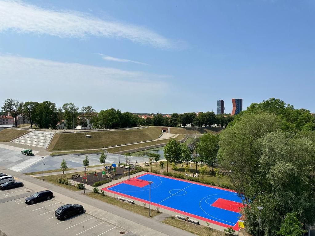 an overhead view of a basketball court in a parking lot at Ravėlino Apartment in Klaipėda