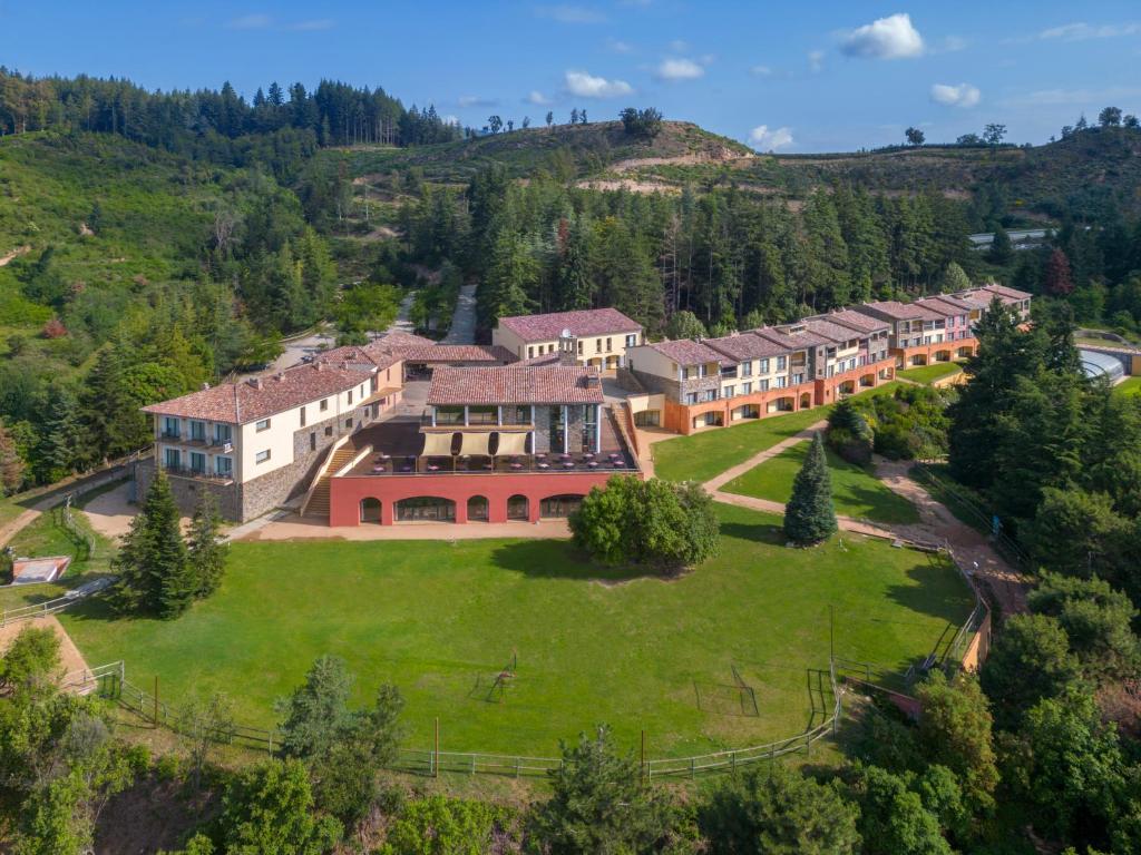 een luchtzicht op een groot huis op een heuvel bij Vilar Rural De Sant Hilari Sacalm by Serhs Hotels in Sant Hilari Sacalm