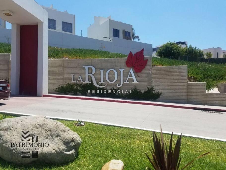una señal para un hotel frente a un edificio en Olivia’s place• en Tijuana
