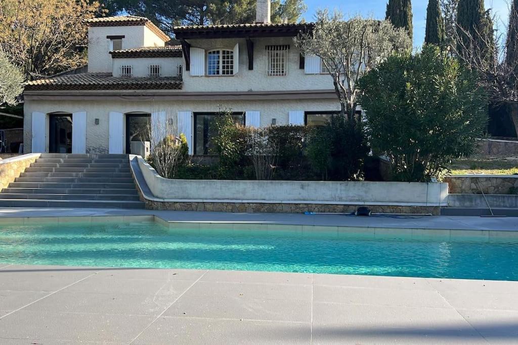 een huis met een zwembad voor een huis bij Villa provençale in Gémenos