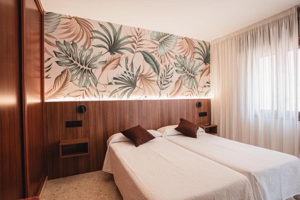 A bed or beds in a room at Hotel Xunqueira