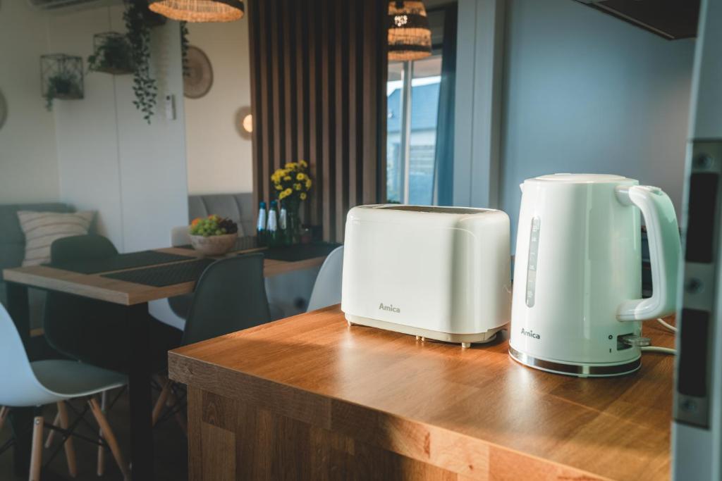 Příslušenství pro přípravu čaje a kávy v ubytování RResort - Domki z KRYTYM i PODGRZEWANYM BASENEM, Sauna, WiFi, parking w cenie!