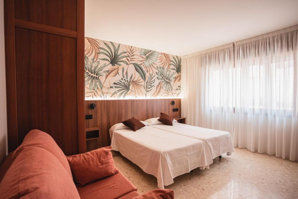 A bed or beds in a room at Hotel Xunqueira