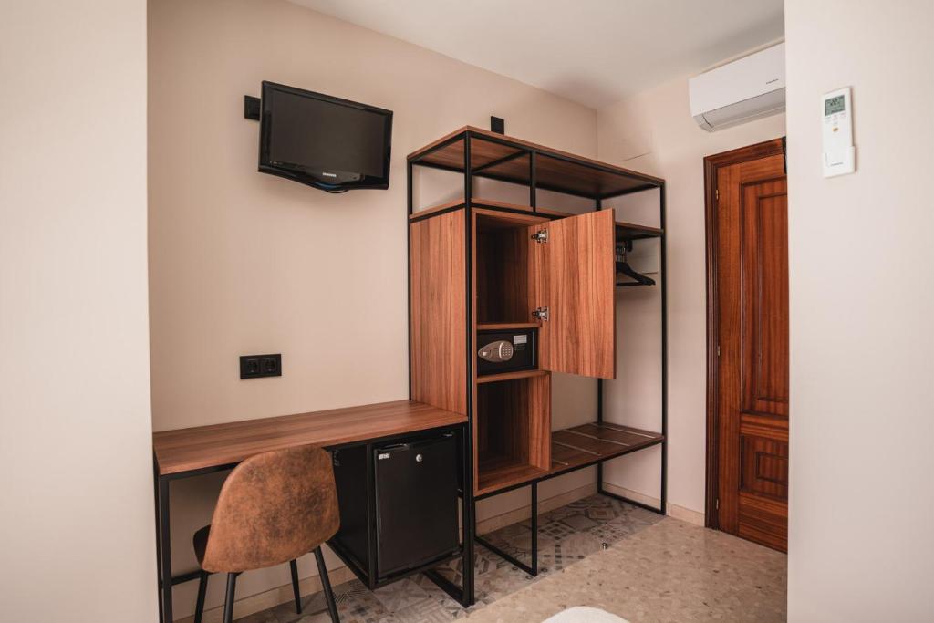 A television and/or entertainment centre at Hotel Xunqueira