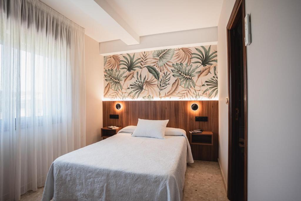 A bed or beds in a room at Hotel Xunqueira
