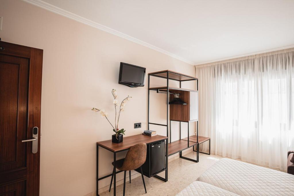 A bed or beds in a room at Hotel Xunqueira