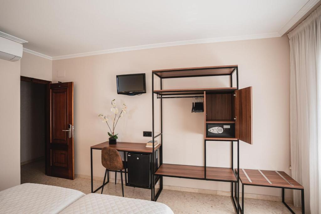 A television and/or entertainment centre at Hotel Xunqueira