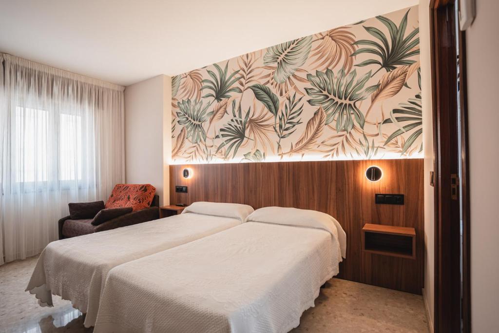 A bed or beds in a room at Hotel Xunqueira