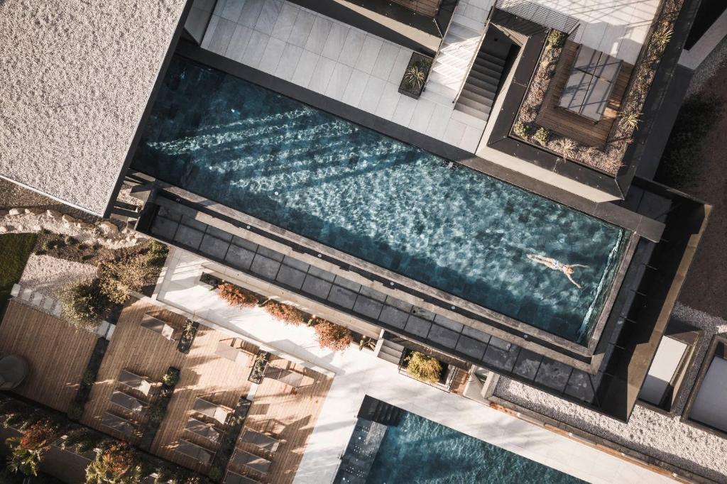 una vista aérea de una piscina en un edificio en SomVita Suites, en Tirolo