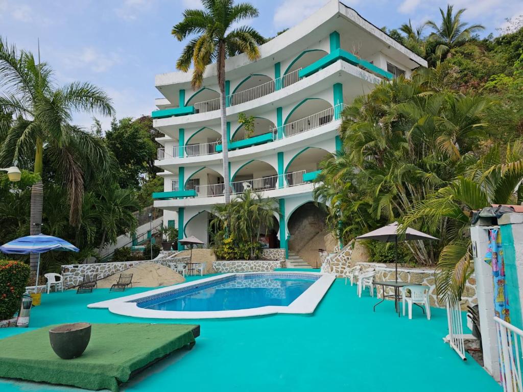 - une vue sur l'hôtel depuis la piscine dans l'établissement Casa Costa Brava, à Acapulco