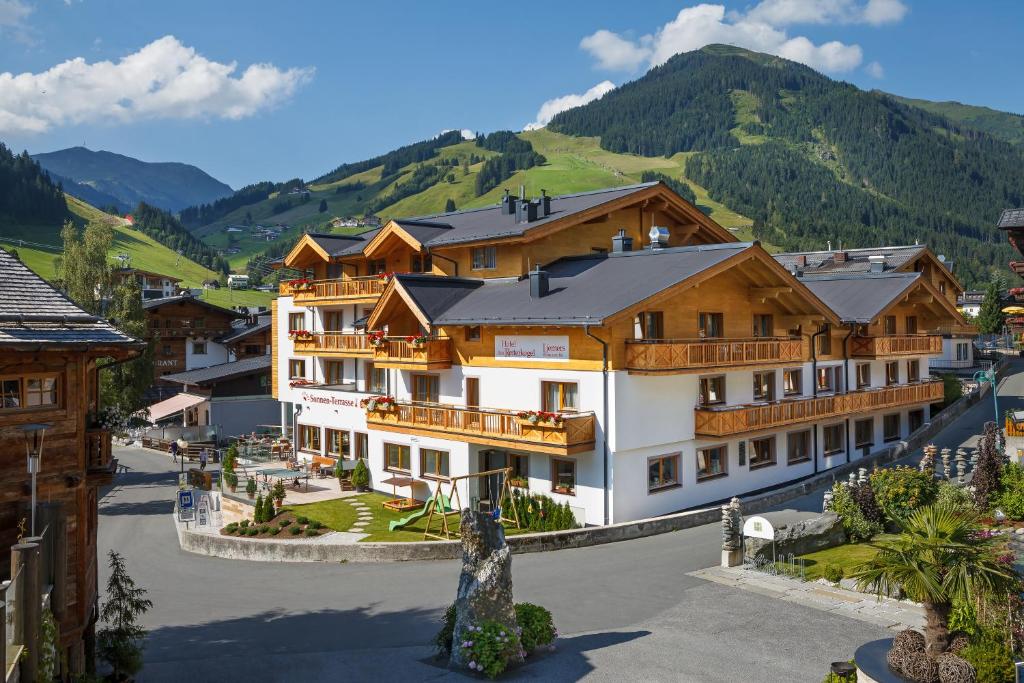 Blick auf ein Resort mit Bergen im Hintergrund in der Unterkunft Hotel am Reiterkogel in Saalbach-Hinterglemm