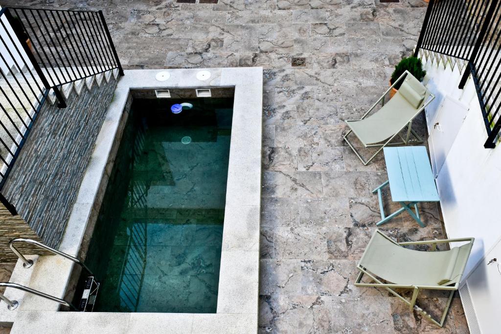 Bazén v ubytování Apartamentos Turaca nebo v jeho okolí