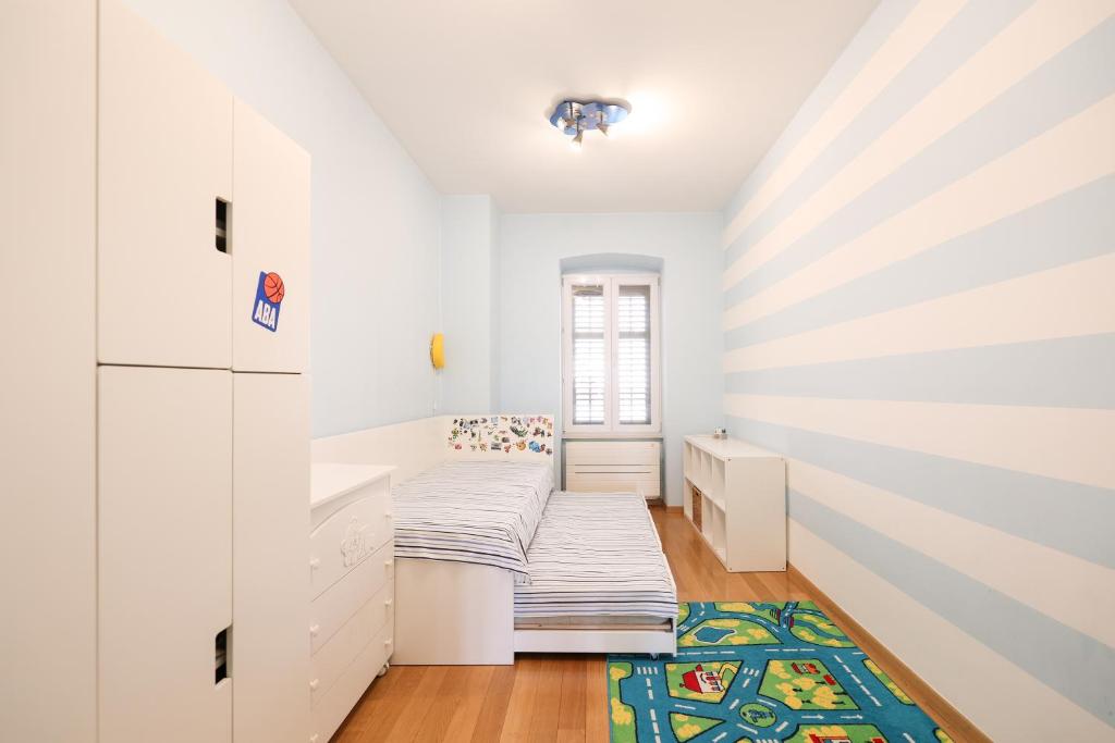 ein kleines Zimmer mit einem Bett und einem Fenster in der Unterkunft Apartment Mislav in Zadar