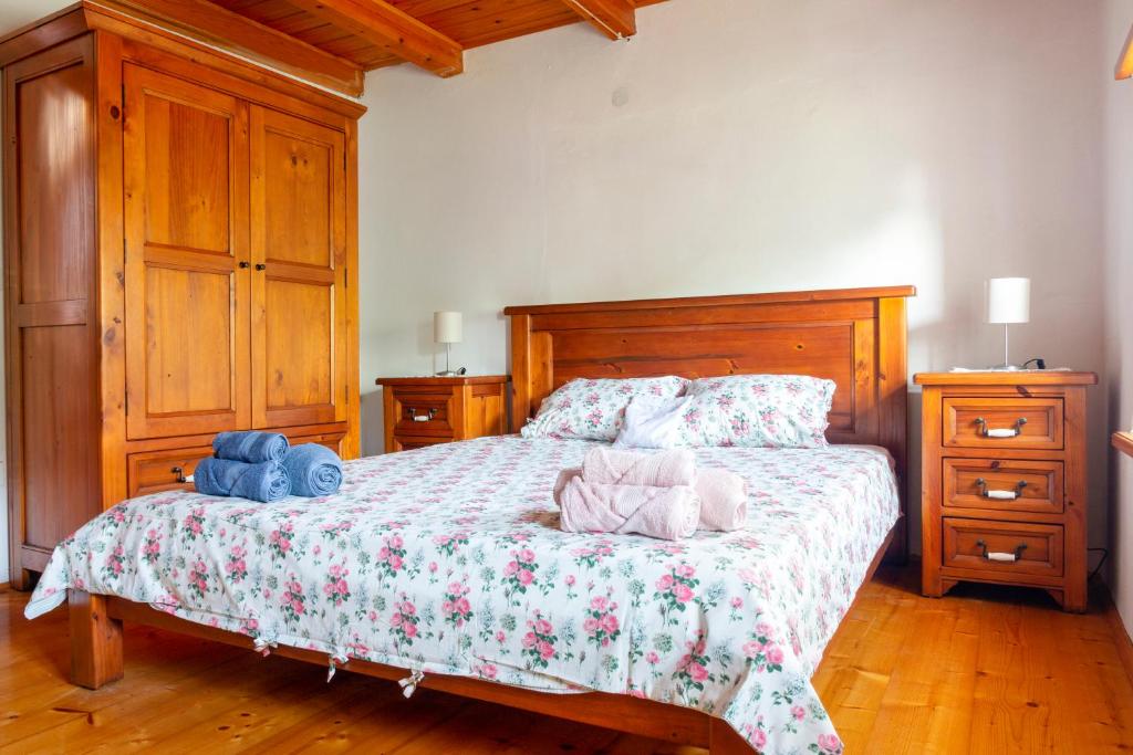 Un dormitorio con una cama con dos bolsas. en Country House Lastovka, en Tolmin