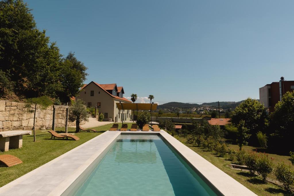 een zwembad in de tuin van een huis bij Quinta dos Tojais in Celorico de Basto