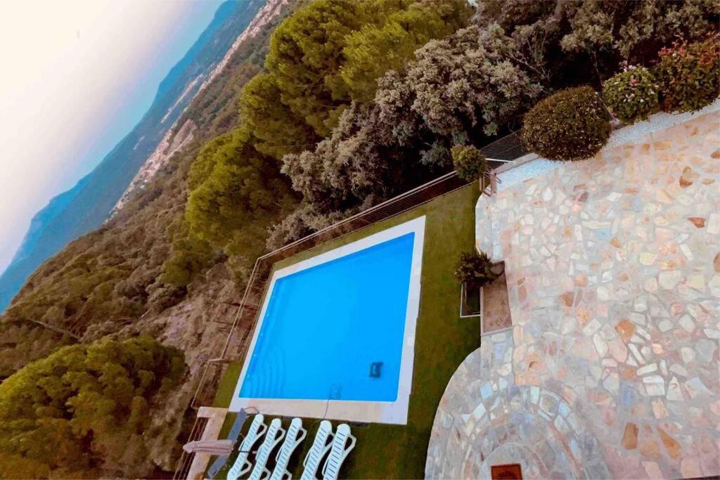 an overhead view of a swimming pool on a mountain at Casa Brian del Tietar in Sotillo de la Adrada