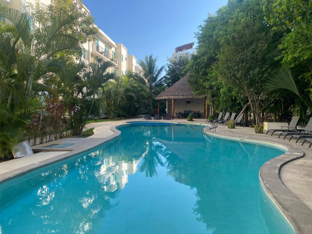 - une piscine d'eau bleue dans un complexe dans l'établissement Beach Haus-Punta Estrella, à Playa del Carmen