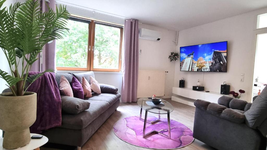 Beauty and Beast 24h-Check-in, 6 Pers, Klima, Massageliege في Cremlingen: غرفة معيشة بها أريكة وطاولة