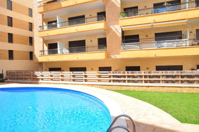 Bazén v ubytovaní LITORAL COSTA DORADA - LA SALLE Only families alebo v jeho blízkosti