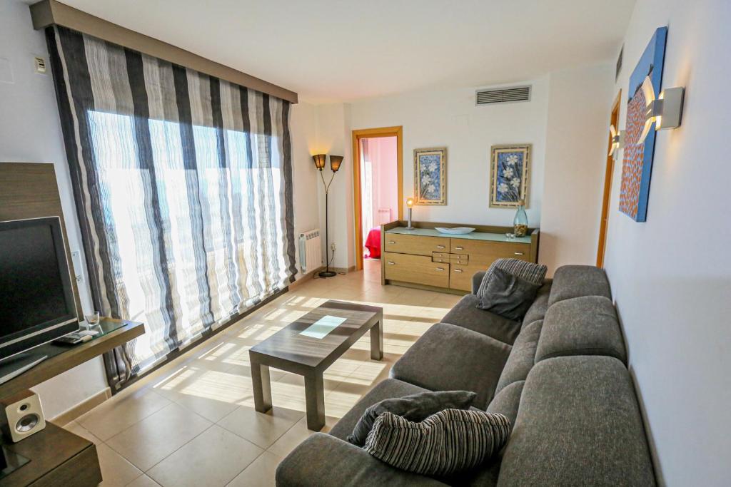 Televízia a/alebo spoločenská miestnosť v ubytovaní LITORAL COSTA DORADA - LA SALLE Only families