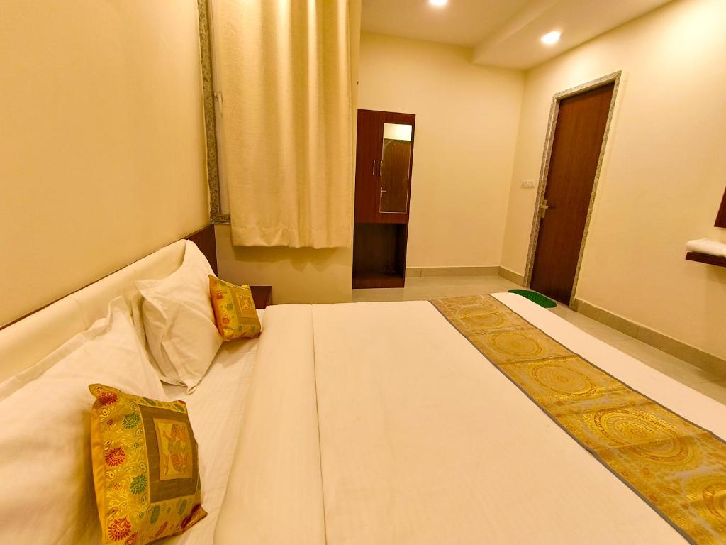 Ένα ή περισσότερα κρεβάτια σε δωμάτιο στο Hotel Veer Palace near Udaipole Udaipur