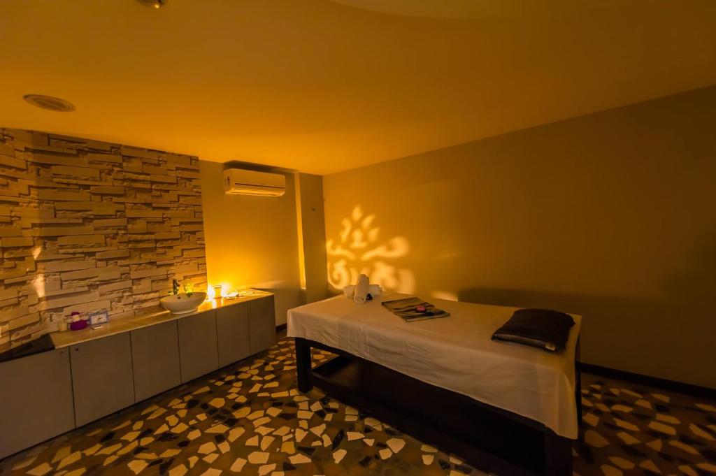 Postel nebo postele na pokoji v ubytování O Hotel Pune
