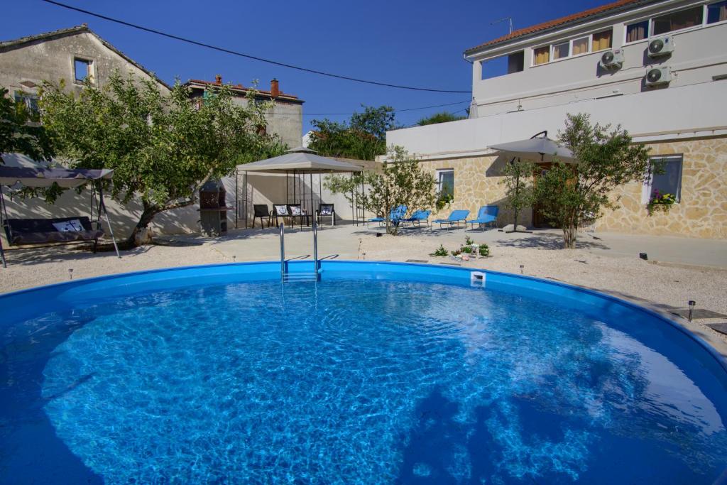 Banj的住宿－Apartments Villa Mihaela，大楼前方的大型蓝色游泳池