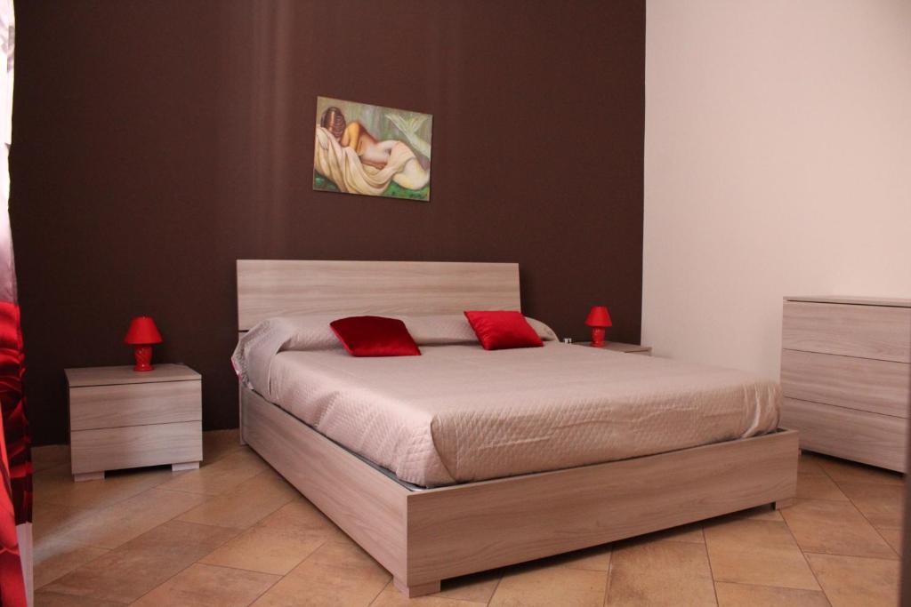 マスカリにあるCasa Granitaのベッドルーム1室(赤い枕2つ付きのベッド1台付)