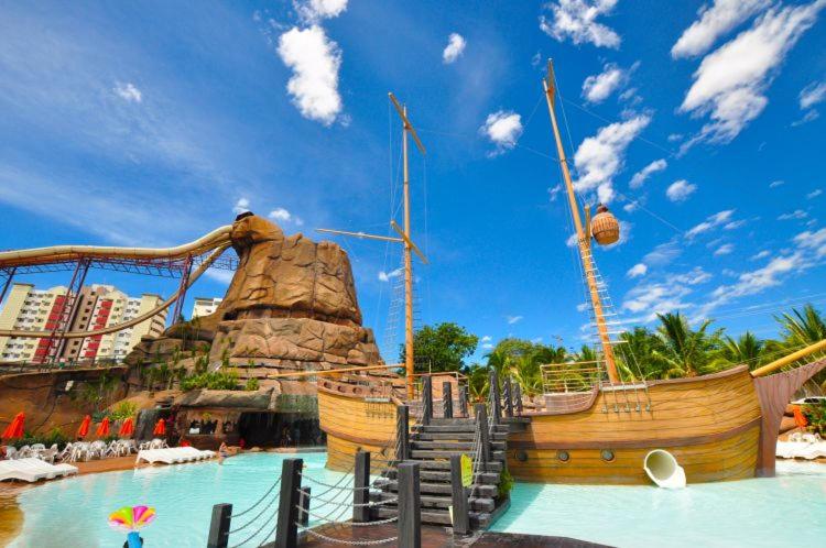 a pirate ship in the water at a theme park at Spazzio DiRoma / Acqua park in Caldas Novas