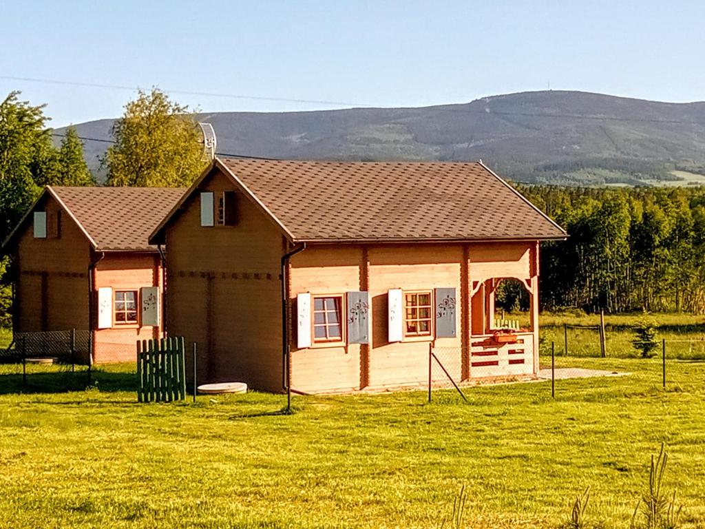 een klein huis in het midden van een veld bij Brzozami Malowane in Giebułtów