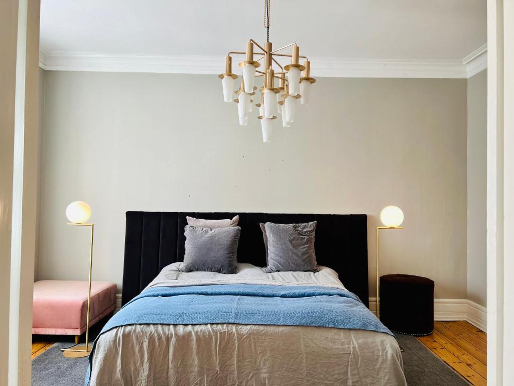 Ultimate Luxury in Kgs. Nytorv في كوبنهاغن: غرفة نوم بسرير كبير وثريا