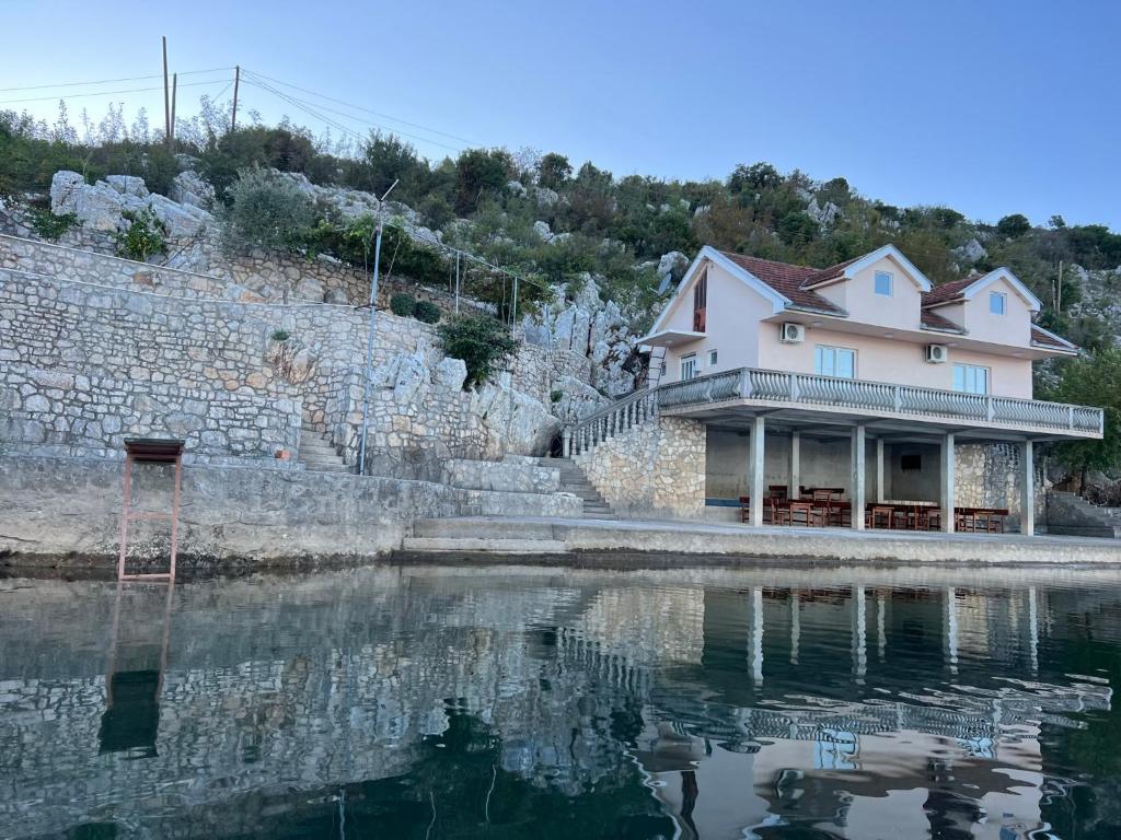 een huis naast een waterlichaam bij Lake Skadar Paradise in Podgorica
