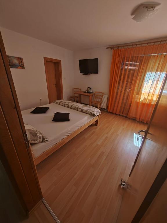 Televízia a/alebo spoločenská miestnosť v ubytovaní Stari mlin