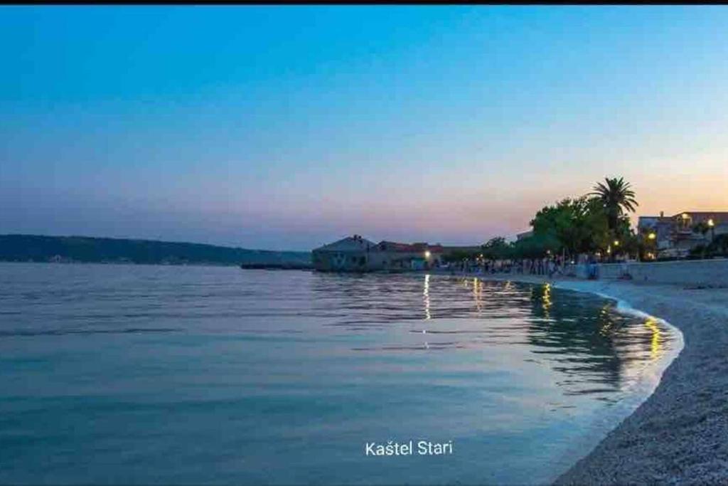 a view of the beach at night at DaMa in Kaštela