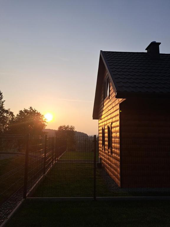 Východ nebo západ slunce při pohledu z prázdninového domu nebo okolí
