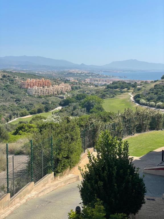 vista su un campo da golf da una collina di Bermeja view apartment a Manilva