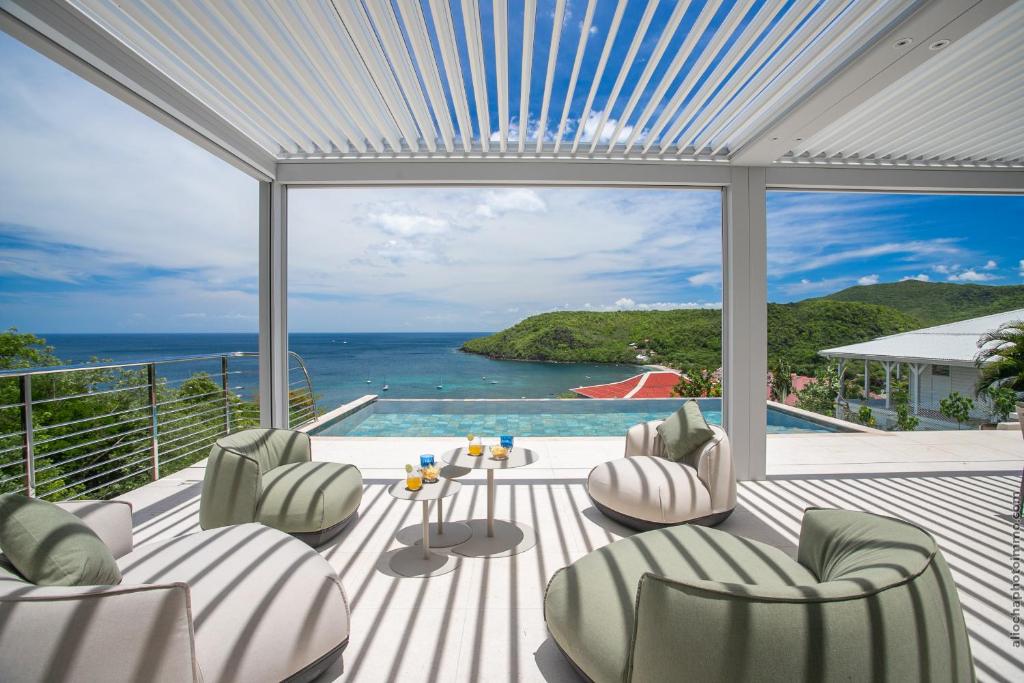 un soggiorno con vista sull'oceano di Villa Mahogany a Les Anses-d'Arlets