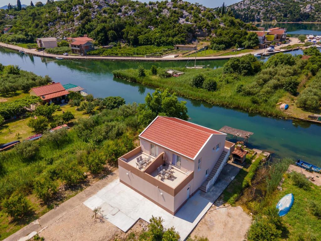una vista aérea de una casa junto a un río en Apartmani Mostina near river, en Ploče